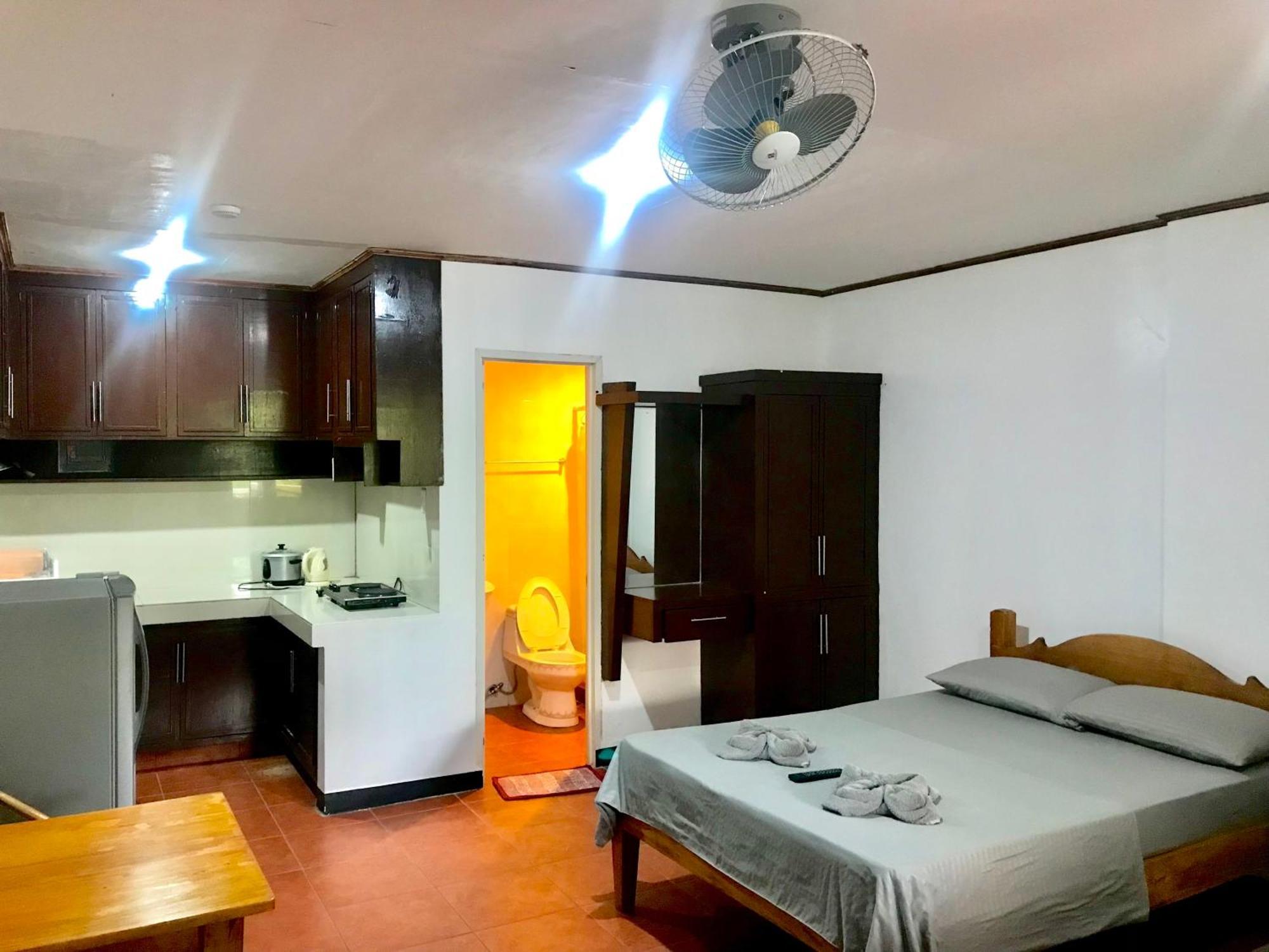 Badladz Staycation Condos Puerto Galera Extérieur photo